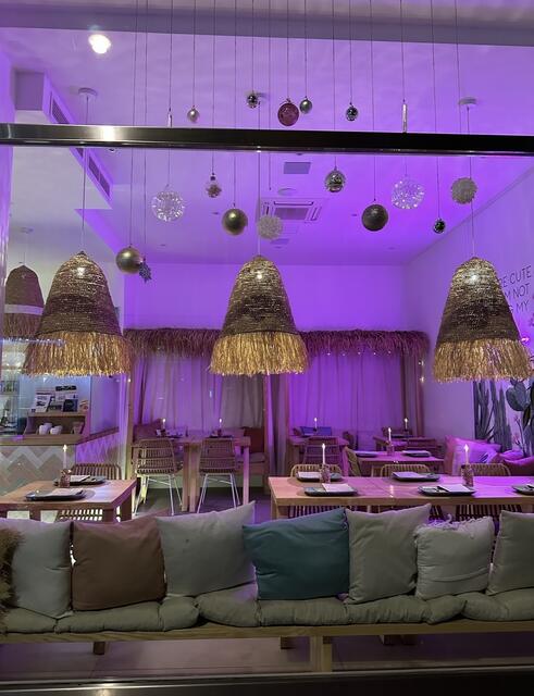 Die großen Glasfronten zur Münzgasse sorgen für viel Licht im Lokal. | Foto: Coolinarik Café