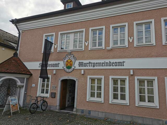 Die Gemeinde St. Peter trauert um den verstorbenen Franz Hofer und hisst die schwarze Fahne. | Foto: Gemeinde St. Peter