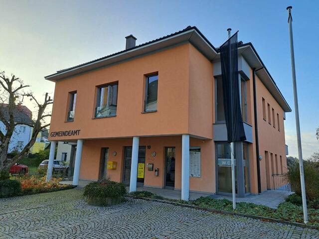 Die schwarze Fahne hängt: Auch die Gemeinde St. Johann trauert um Franz Hofer. | Foto: Gemeinde St. Johann