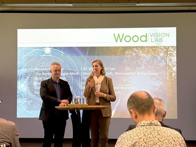 V.l.: Ingo Reisinger, Bürgermeister der Stadtgemeinde Weiz; Barbara Eibinger-Miedl, Landesrätin im Ressort Wirtschaft, Wissenschaft und Forschung | Foto: MeinBezirk/Barbara Vorraber