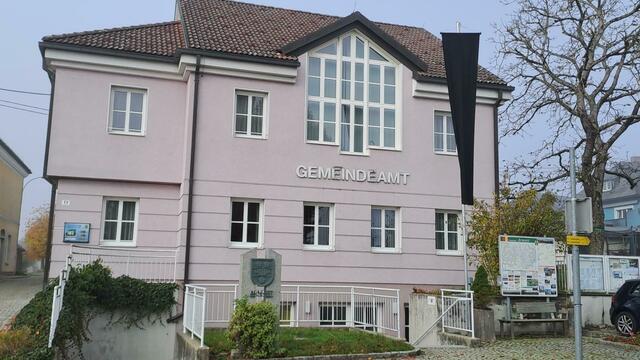 Die Fahne in Arnreit wurde auch für den getöteten Ehrennadelträger Herrn Hartl Josef gehisst. | Foto: Gemeinde Arnreit