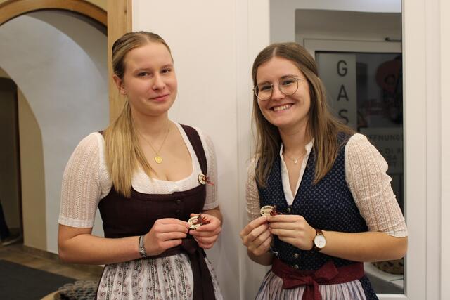 Lena Schuller und Leonie Fehringer schmückten die Gäste mit den selbstgebastelten Ansteckern | Foto: Landjugend Bezirk Waidhofen/Ybbs