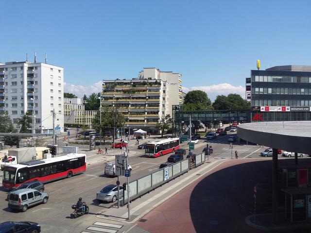 Am Liesinger Platz kam es zu einem brutalen Rauversuch durch vier Jugendliche. (Archiv) | Foto: Karl B.