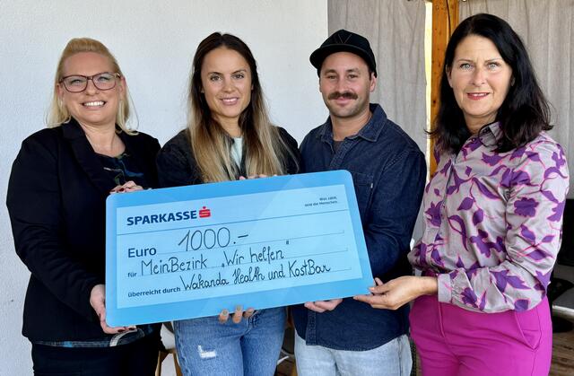 Nina Eichinger, Julia Röck, Florian Reiter übergeben MeinBezirk-Chefredakteurin und Wir helfen-Obfrau Karin Zeiler den Spendenscheck symbolisch. | Foto: Lauren Seywald