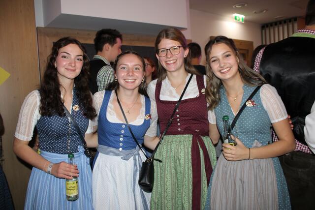 Die feschen Mädels der Landjugend Opponitz freuten sich über die großartige Ballstimmung | Foto: Landjugend Bezirk Waidhofen/Ybbs