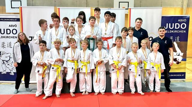 Die erfolgreiche Schülermannschaft des Judoclub Wolfsberg mit Trainern. | Foto: Privat