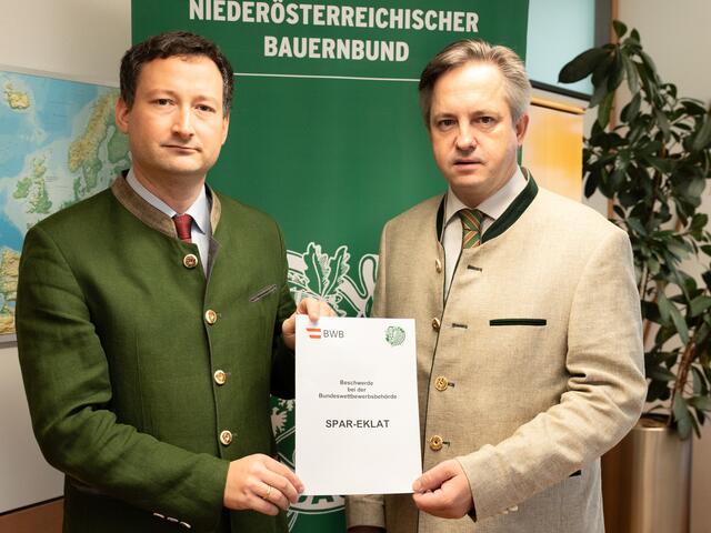 NÖ Bauernbunddirektor Paul Nemecek (l.) und Kammerpräsident Johannes Schmuckenschlager (r.) reichten am Mittwoch eine Beschwerde bei der BWB ein. | Foto: NÖ Bauernbund