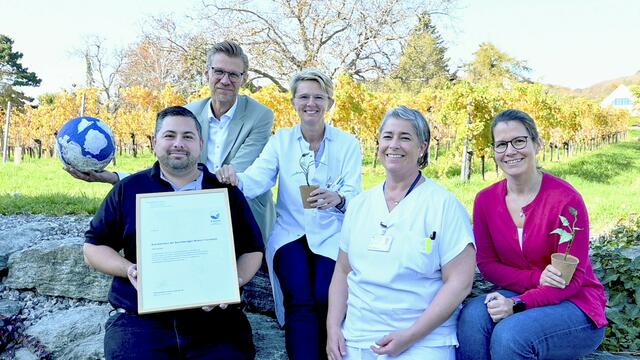 Der Technische Leiter Rainhard Molnar, die Qualitätsmanagerin Petra M. Hauer, Hygienefachkraft Nicola Binacchi, Kaufmännische Direktorin Vanessa Krupka und der Krankenhausgeschäftsführer Robert Mauer freuen sich über die Auszeichnung.  | Foto: KHBB Eisenstadt