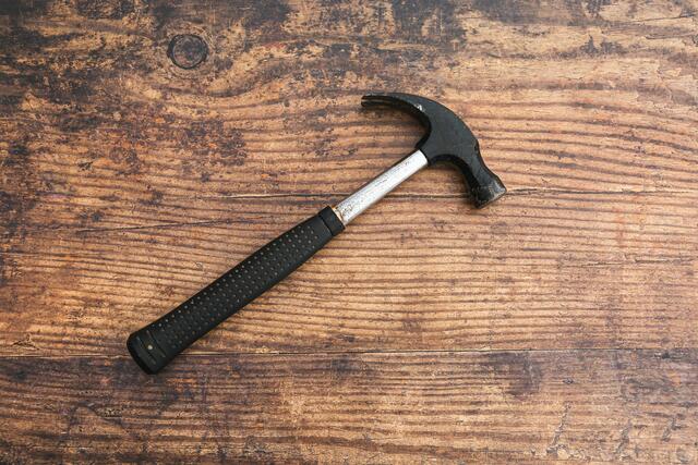 Mit einem Hammer soll ein 30-jähriger Mann zwei Passanten attackiert und verletzt haben. (Symbolfoto) | Foto: iMattSmart/Unsplash