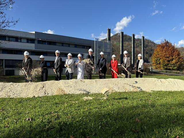 Der offizielle Spatenstich fiel mit etwas Verspätung, da LR Charly Kornhäusl erst aus Graz anreisen musste. | Foto: Kern