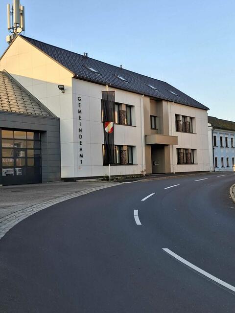 Die Gemeinde St. Veit hisst zu Ehren von Franz Hofer die schwarze Fahne. | Foto: Gemeinde St. Veit