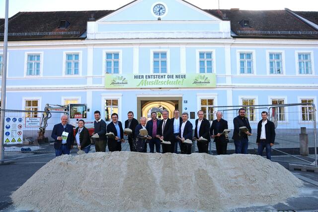 Der offizielle Spatenstich gemeinsam mit Landeshauptmann Christopher Drexler (M.)