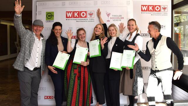 Dipl.-Sommelier Norbert Waldnig, Präsident des Tiroler Sommeliervereins und Ausbildungsleiter am WIFI Tirol (1. v.l.) sowie Otmar Ladner, Bezirksstellenleiter der Wirtschaftskammer Landeck (1. v.r.) mit einem Teil der erfolgreichen Absolventen | Foto: WiFi Landeck Oberland