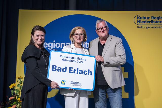 Leitung Kulturzentrum Hacker-Haus Brigitte Tauchner, LH Johanna Mikl-Leitner und Vizebürgermeister Harald Wrede. | Foto: Daniela Matejschek