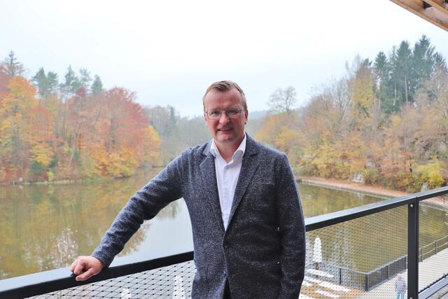 Für den dreifachen Familienvater Johannes Wieser sind Gattin Katharina und die Kinder der wichtigste Anker in seinem Leben. Der Frohnleitner war einst Bezirksobmann der Landjugend und engagiert sich heute im Gemeinderat und im Bauernbund von Frohnleiten sowie in der Bezirkskammer.  "Ich habe zehn Millionen Mitarbeiter (Bienen)", schmunzelt der Imkermeister. Er setzt sich ein für die Stärkung des gesellschaftlichen Zusammenlebens in den Gemeinden, die den Menschen Wohlstand und Sicherheit gibt und die Basis für die Zukunft der Kinder ist.  | Foto: Edith Ertl