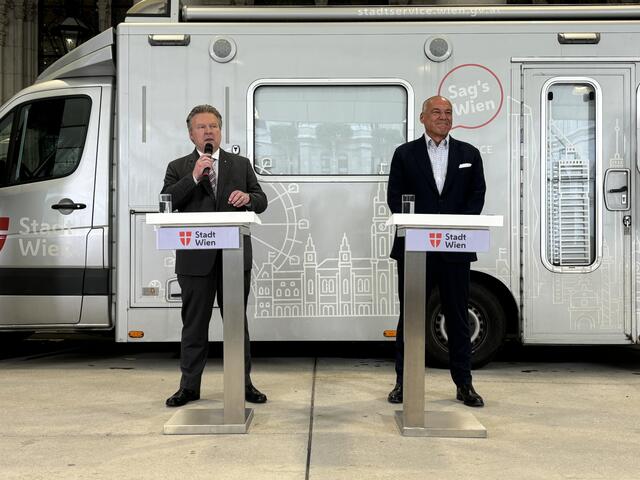Bürgermeister Michael Ludwig (SPÖ, l.) und der Leiter der Gruppe Sofortmaßnahmen, Walter Hillerer, kündigten rasche Hilfe nach dem Hochwasser an. | Foto: Johannes Reiterits/MeinBezirk Wien