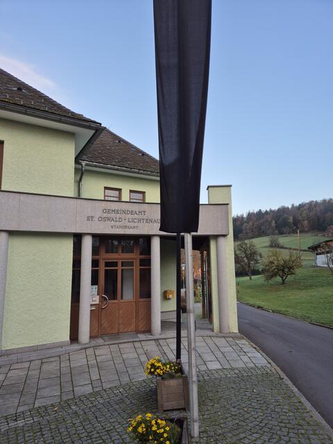 Die Verwaltungsgemeinden St. Oswald und Lichtenau haben gestern auch die schwarze Fahne gehisst. | Foto: Gemeinde St. Oswald