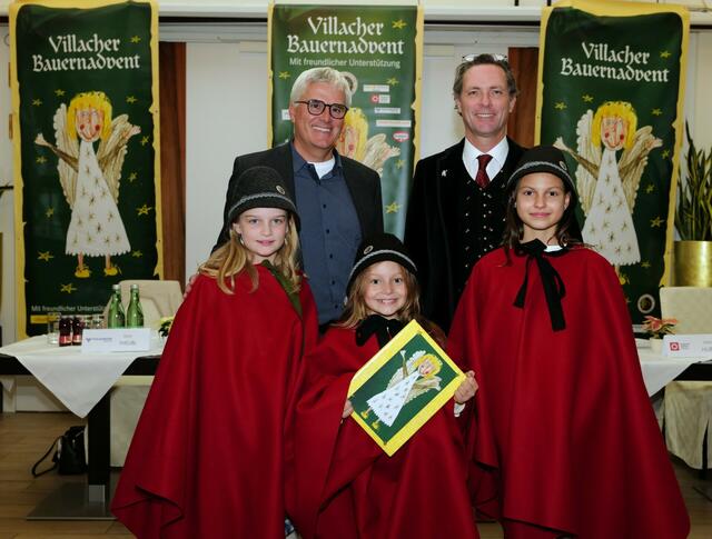 Gerhard Brüggler (Organisator i.A. der Bauerngman) und Adventbauer Martin Zankl suchen das heurige Christkind. | Foto: Villacher Bauerngman