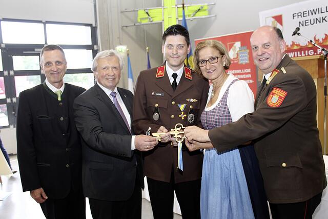 Eröffnungsfeier für das Feuerwehrhaus Neunkirchen. Dabei waren die Darlehen noch kein Thema. | Foto: Stadtgemeinde Neunkirchen/Susanne Kohn