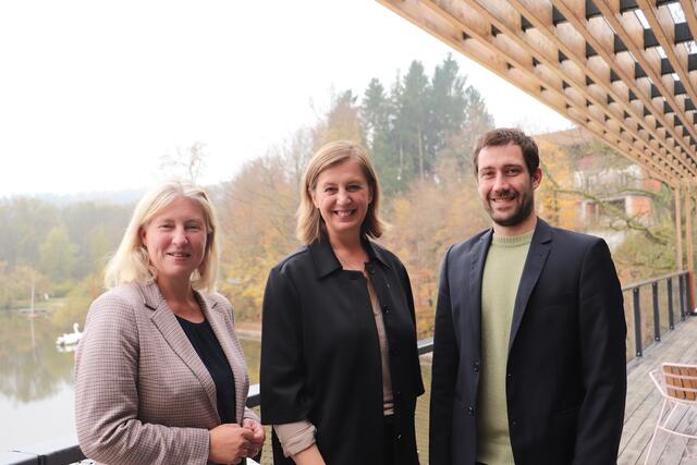 Helene Ruhmer mit Barbara-Eibinger-Miedl und Raffael Tropper. Tropper ist Gemeinderat in Sankt Marein bei Graz und ÖAAB-Obmann. In seinem Brotberuf ist er Bautechniker | Foto: Edith Ertl