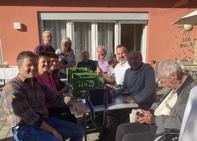 "Die Maroni-Anschneider" - inmitten rechts in weiß, Hausleiter Josef Kurzmann