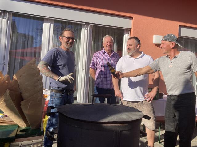 Links Kurt Marat der Maronibrater-Profi!