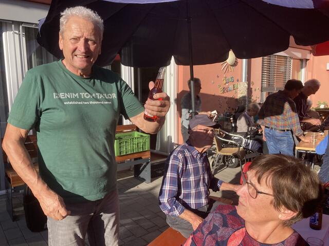 Ein Pröstchen auf Selchwurst-Spender Hubert Stradner - Erich zahlt die Hälfte der Kosten dazu.