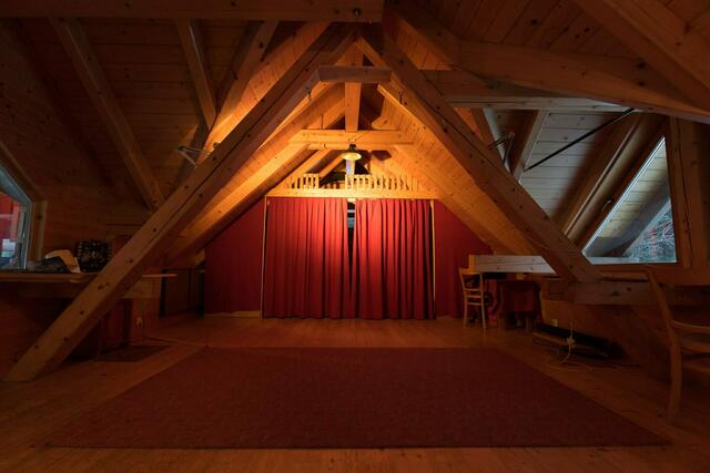 Die Pheldmanbühne in Tröpolach wird diesmal zum Schauplatz einer Filmvorführung. | Foto: Jakob Pernull ©