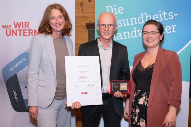 Alexandra Heindl (stv. Innungsmeisterin der oö. Gesundheitsberufe), Franz Durst, Julia Rauscher (stv. Berufsgruppensprecherin der Orthopädieschuhmacher und Schuhmacher) (von links)

  | Foto: Andreas Röbl