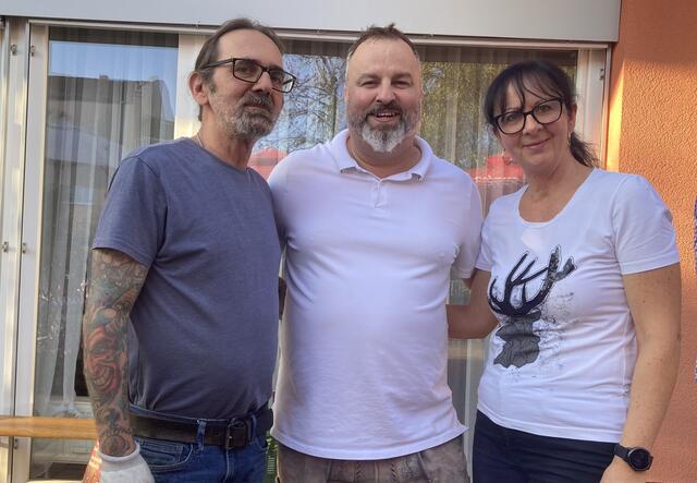 Der Hausleiter flankiert von Kurt Marat li, dem Maronikaiser und Beata Simko von der Pflegedienstleitung.