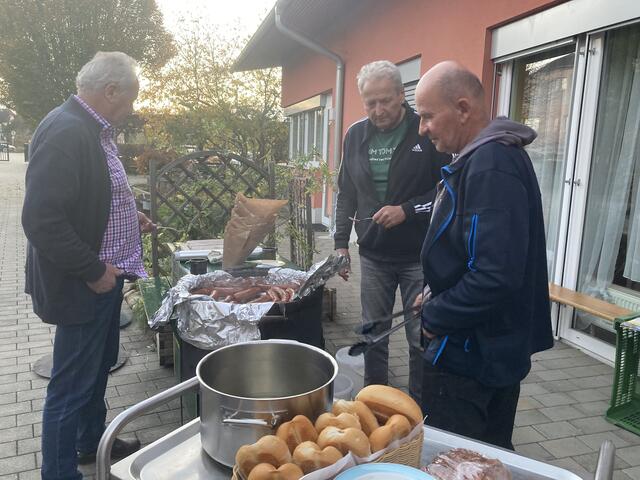 Der Duft der Würste liegt in der Luft