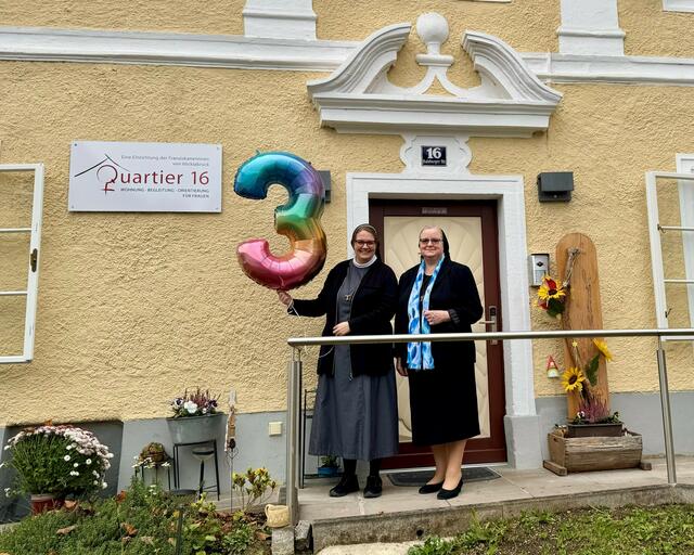 Sr. Ida Vorel und Generaloberin Sr. Angelika Garstenauer vorm Quartier 16.  | Foto: Franziskanerinnen von Vöcklabruck