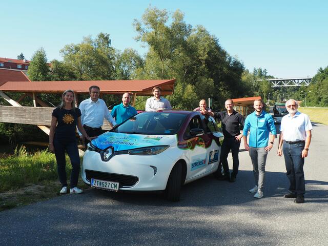 Manuela Raidl-Zeller von Sonnentor,
Manfred Füxl von der Waldviertler Sparkasse,
Alexander Dürr von Brantner-Dürr, Obmann Bernhard Thaler, Kassier Bruno Gorski, Thomas Kolm vom Autohaus Kolm, Christoph Spitaler von der WEB Windenergie und Gründungsobmann Herbert Grulich (v.l.) | Foto: Renate Brandner-Weiß