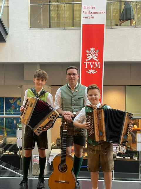 Andreas Amreich mit seinen Schützlingen Felix Zwantschko und Lenny Lednik | Foto: Musikschule Voitsberg