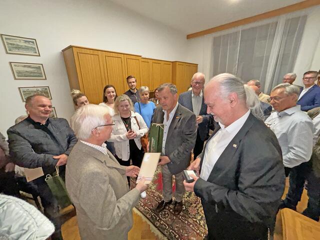 Johann Köhldorfer und Bürgermeister Helmut Ofner zeichneten die frischgebackenen Träger der Wartinger-Medaille aus. | Foto: MeinBezirk