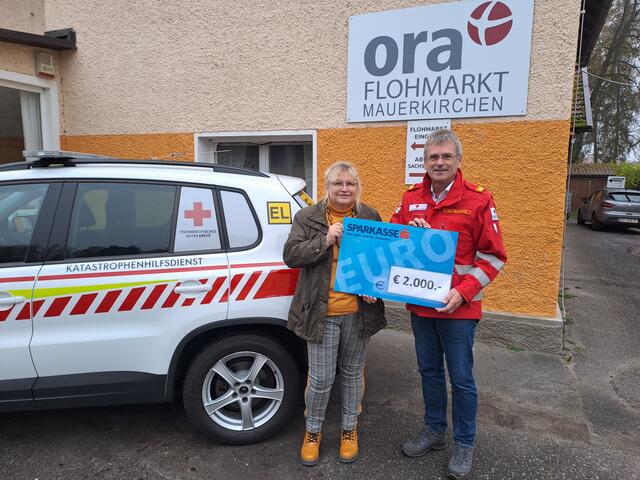 Spendenscheck-Übergabe vor dem ORA-Flohmarkt in Mauerkirchen: ORA-Flohmarkt-Leiterin Erika Hötzenauer und Rotkreuz-Bezirksgeschäftsleiter Herbert Markler. | Foto: RK Braunau