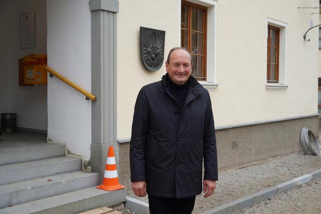 Der langjährige Bürgermeister Adi Hinterhauser vor dem Gemeindeamt in Michaelbeuern. | Foto: Emanuel Hasenauer
