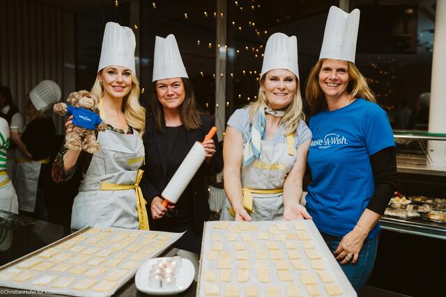 Mit Herz haben 70 engagierte Mitarbeiterinnen und Mitarbeiter zusammen mit TV-Moderatorin Silvia Schneider Kekse für einen guten Zweck gebacken. | Foto: FOTObyHOFER/Christian Hofer