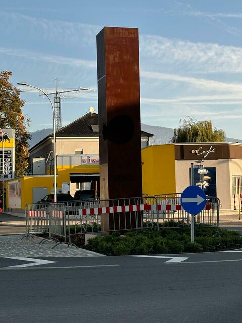 Die fertige Skulptur ziert nun den Kreisverkehr in der Italiener Straße. | Foto: MeinBezirk.at