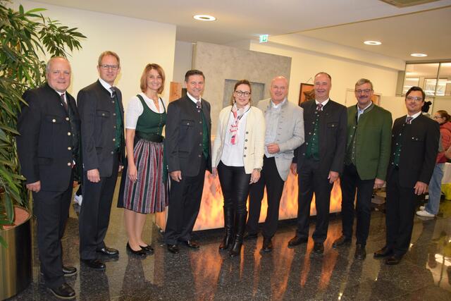 Vorstand und Aufsichtsrat der Raiffeisenbank Zirbenland begrüßten einige Ehrengäste zu den Spartagen. | Foto: MeinBezirk, RB/Hartleb