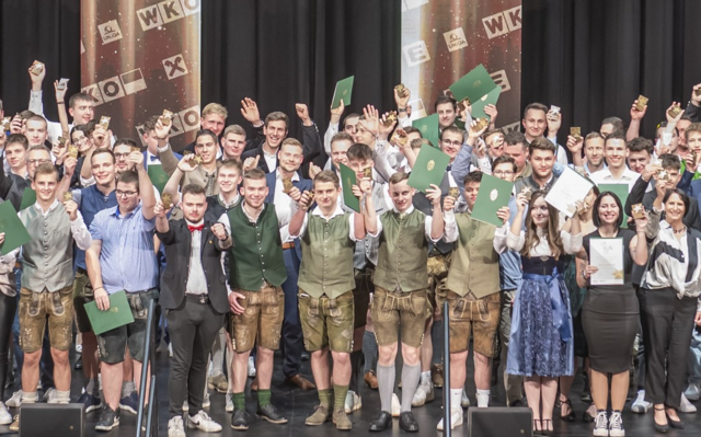 Der Bezirk Weiz präsentierte sich wieder einmal als Top-Ausbildungsbezirk in der Steiermark. 152 Lehrlinge mit ausgezeichneter Lehrabschlussprüfung sowie Personen mit abgeschlossener Meister oder Befähigungsprüfung wurden als „Star of Styria“ ausgezeichnet. Mit dabei auch die Ausbildungsbetriebe, die voller Stolz für ihre Firmen auch einen Stern entgegennehmen durften. | Foto: Foto Fischer