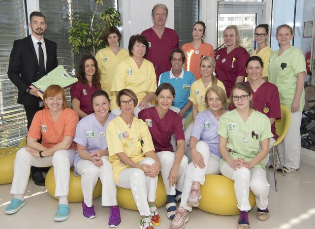 Im Juli 2020 fiel ausgehend vom Kinderzentrum der Startschuss für die stufenweise Umstellung von personalisierter Dienstbekleidung zu Poolwäsche in bunten Farben.  | Foto: Universitätsklinikum Graz
