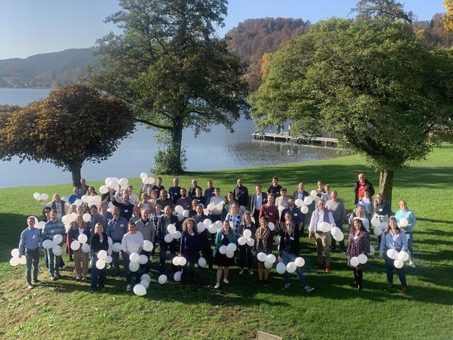 Unter dem Motto "CO₂-Reduktion" stand auch das Gruppenfoto mit rund aufgeblasenen Luftballons, die das Volumen von 1kg symbolisieren. | Foto: KEM