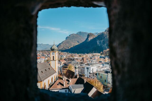 Blick von der Festung Kufstein auf Kufstein und ins Kufsteinerland.  | Foto: (C) WEISS PR & MEDIA / Thorben Jureczko