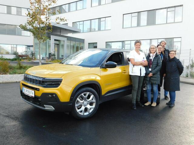 Koordinatorin Palliativteam LK Hainburg DGKP Renate Welleschitz, DGKP Renate Tatzer, DGKP Elena Mitkova, OA Dr. Peter Gaidoschik, DGKP Birgit Preis bei der E-Auto Übergabe im Dezember 2023 | Foto: LK Hainburg
