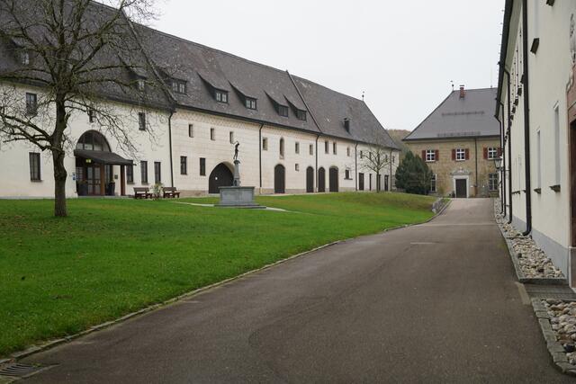 Ein kurzer Blick in den Innenhof der Benediktinerabtei in Michaelbeuern. | Foto: Emanuel Hasenauer