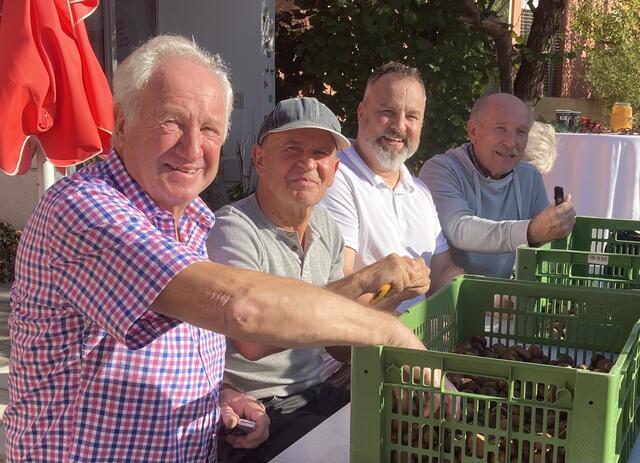 Wärmende Sonnenstrahlen ließen beim Maroni- Anschneiden Freude aufkommen