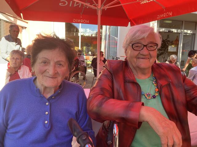 Die Bewohnerinnen Frau Fasching und Frau Gössl sind immer gerne dabei beim Feiern