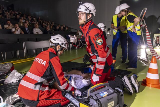 Das zehnköpfige Wettkampfteam der Med Uni Graz und KAGes führte den Studierenden vor Augen, worauf es im Notfall ankommt. | Foto: Lunghammer
