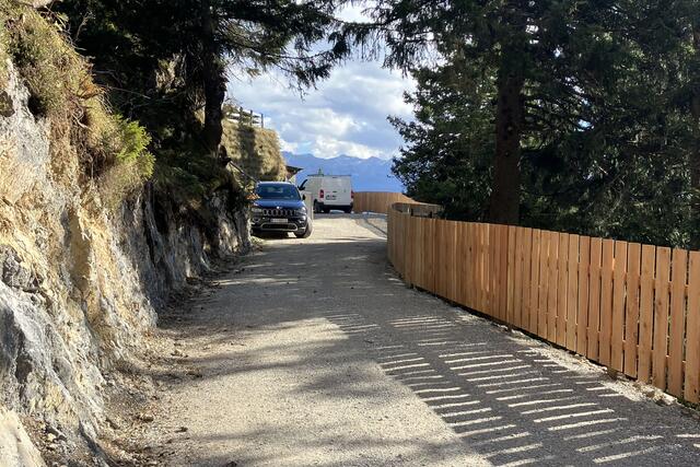 Der sanierte Bodenstein Almweg mit neuem Wegzaun – sicher und einladend für Wandernde und Lieferverkehr. | Foto: © Stadt Innsbruck